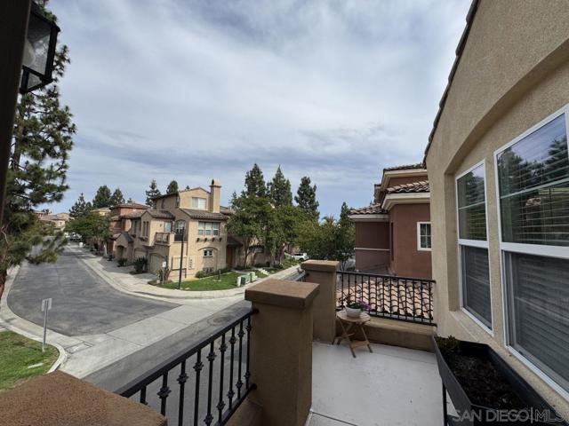 1355 Sky Ridge Ct, San Marcos CA: https://media.crmls.org/mediaz/73653c16-8678-40f1-88a8-3fa0272ef8c8.jpg