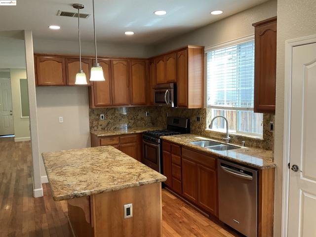 5249 Sungrove Way, Antioch CA: https://media.crmls.org/mediaz/736594fc-1bc5-408e-9347-150db1d117d8.jpg