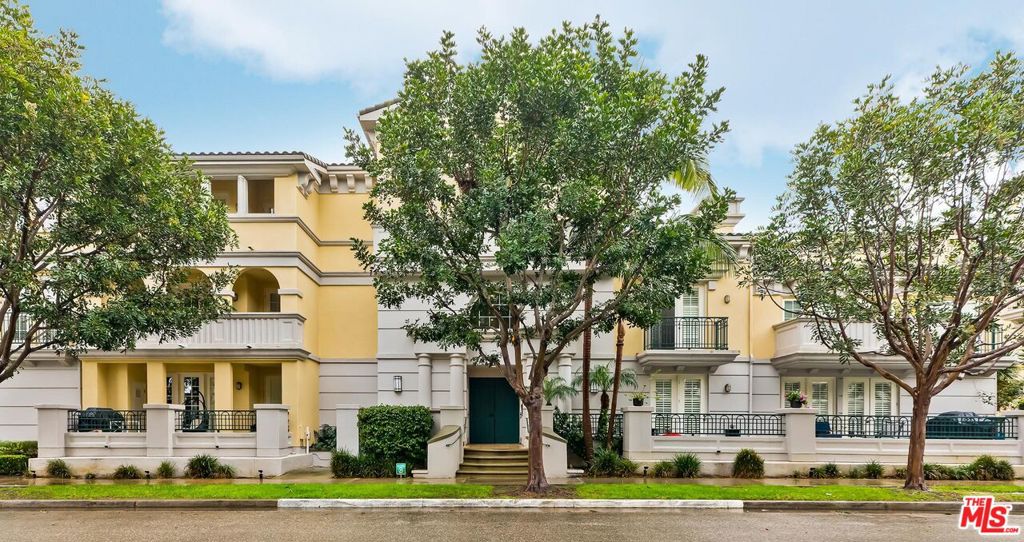 7101 Playa Vista Drive #304