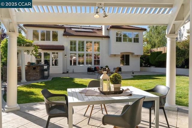 9662 Velvet Leaf Cir, San Ramon CA: https://media.crmls.org/mediaz/73673732-a0e3-4d0a-a702-8c6febb4333a.jpg