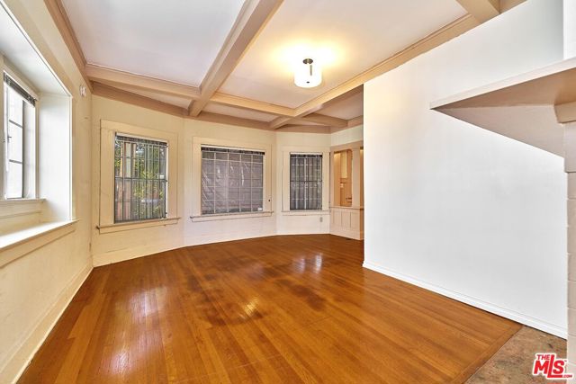 2619 Raymond Avenue, Los Angeles CA: https://media.crmls.org/mediaz/7367516c-80cd-4d11-a6bf-f064f59df3aa.jpg