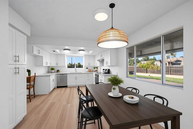 Detail Gallery Image 4 of 59 For 1940 Willowbrook Ct, El Cajon,  CA 92019 - 4 Beds | 2 Baths