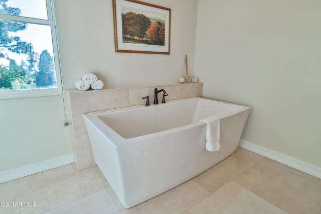 2328 Otono Circle, Thousand Oaks CA: https://media.crmls.org/mediaz/73683a54-b1c4-4755-9410-423bd467043e.jpg