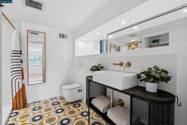 5915 ALHAMBRA AVE, Oakland CA: https://media.crmls.org/mediaz/736894dd-905d-44a4-a1aa-e4aaf9cc9d95.jpg