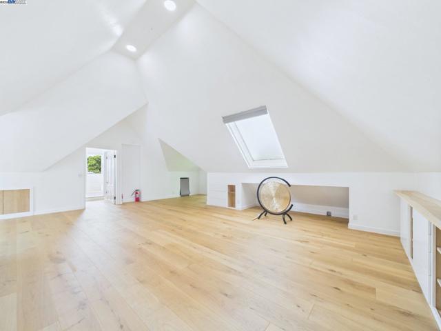 1709 Myrtle St, Oakland CA: https://media.crmls.org/mediaz/7368e150-8c7c-44df-89ce-97485c147ab1.jpg