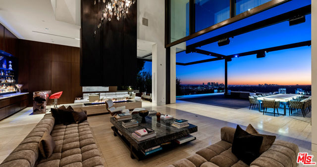 1305 Collingwood Place, Los Angeles CA: https://media.crmls.org/mediaz/73693f47-8a74-45a7-bfbe-f36c5480c75c.jpg