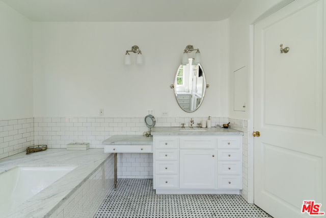 5425 Encino Avenue, Encino CA: https://media.crmls.org/mediaz/7369e815-a00b-4eb0-938c-05cfd291f3d1.jpg