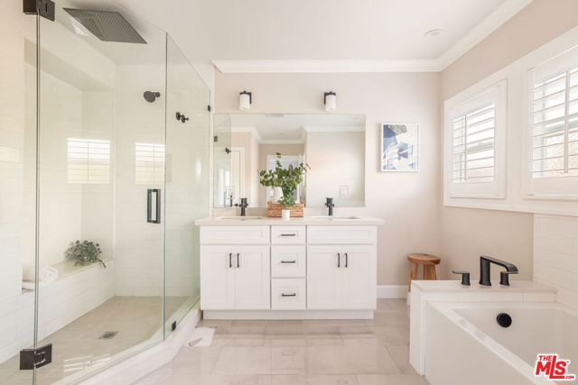 1016 S Bundy Drive, Los Angeles CA: https://media.crmls.org/mediaz/736a6176-d7b4-4385-a63e-f0465742b315.jpg
