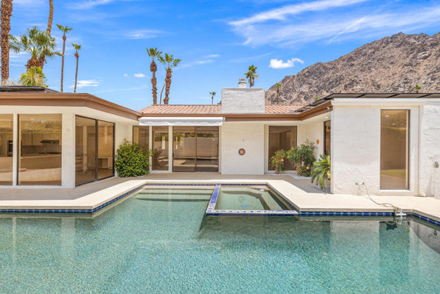 46428 War Bonnet Circle, Indian Wells CA: https://media.crmls.org/mediaz/736aebde-94cf-422b-a4ea-0995e69ab402.jpg