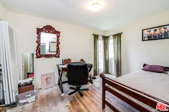 10355 Camarillo Street, Toluca Lake CA: https://media.crmls.org/mediaz/736b6509-917e-40b6-8b8c-cfb4b602eed7.jpg