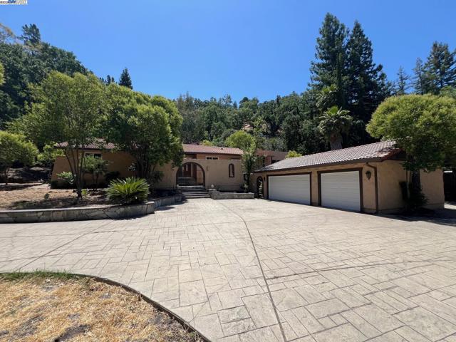 1071 Stone Valley Rd, Alamo CA: https://media.crmls.org/mediaz/736caa96-ff49-413d-a05b-d575aaf162f1.jpg