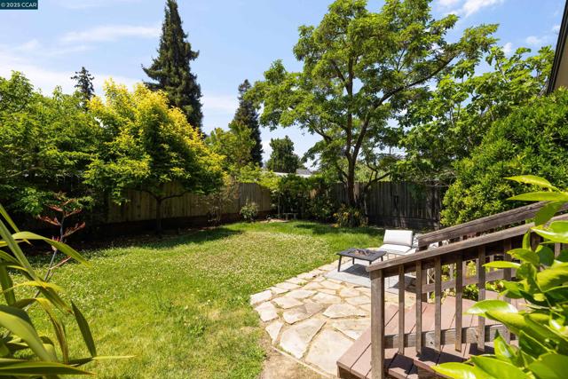 6417 Sunnymere Ave, Oakland CA: https://media.crmls.org/mediaz/736cca90-0196-4290-aa5f-9e6f3d2c4b6e.jpg