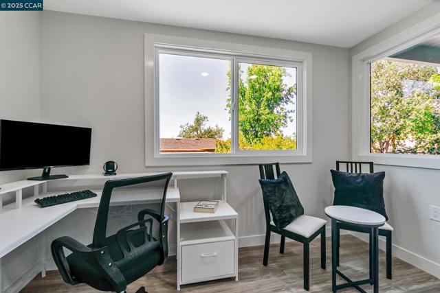 2900 Tice Creek Dr, Walnut Creek CA: https://media.crmls.org/mediaz/736d029e-7841-4916-ae59-a7afd0e54ac5.jpg