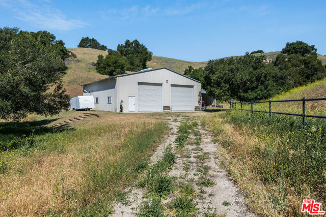 3349 Long Valley Road, Santa Ynez CA: https://media.crmls.org/mediaz/736d39a7-969d-44f8-90e9-2367ef75419f.jpg