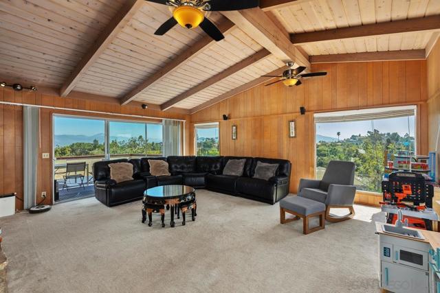 4816 Redondo Dr, La Mesa CA: https://media.crmls.org/mediaz/736dc914-5e8d-463b-9816-0fbe7c4b458a.jpg