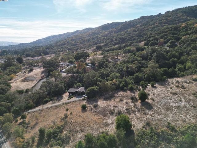 3984 Foothill Rd, Pleasanton CA: https://media.crmls.org/mediaz/736e49de-3c10-4bfa-be58-0cf414d807f3.jpg