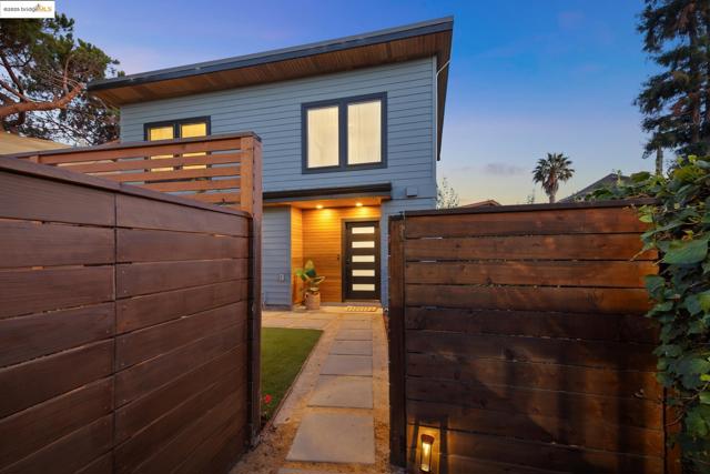 737 61st St, Oakland CA: https://media.crmls.org/mediaz/736f0fcb-db60-4932-a1f1-032ea625bce5.jpg