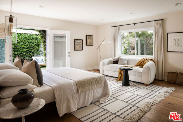 162 S Lucerne Boulevard, Los Angeles CA: https://media.crmls.org/mediaz/73702136-13bc-4aa2-8d82-b16810e751f6.jpg