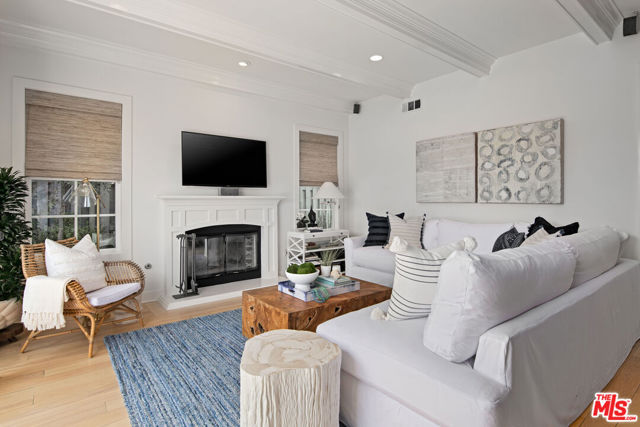 28870 Hampton Place, Malibu CA: https://media.crmls.org/mediaz/73703807-d2be-4448-a250-2c5b8f35f433.jpg