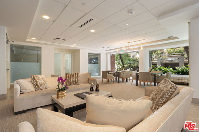 1440 Veteran Avenue, Los Angeles CA: https://media.crmls.org/mediaz/73715361-ac21-4982-ba24-a919918c8d32.jpg