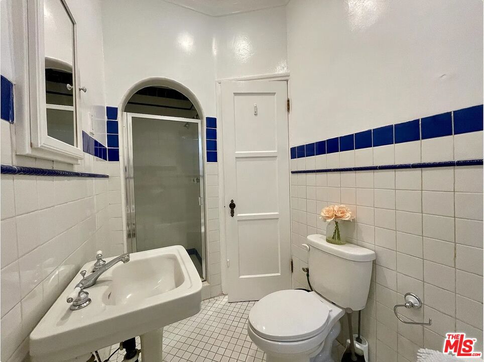 https://media.crmls.org/mediaz/7372582a-f50b-4b82-9aec-76a094477324.jpg?preset=X-Large