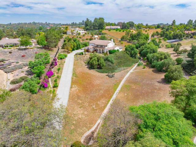 1964 Tracy Ct, Fallbrook CA: https://media.crmls.org/mediaz/73728481-56ba-4af6-9c1f-5a5d3a33dd9e.jpg