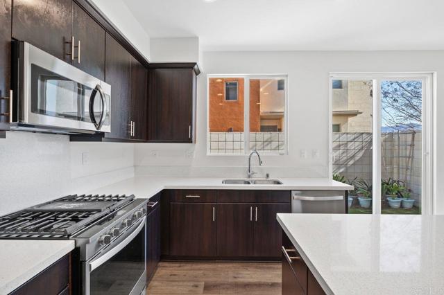 Detail Gallery Image 8 of 34 For 2080 Tango Loop #1,  Chula Vista,  CA 91915 - 4 Beds | 2/1 Baths