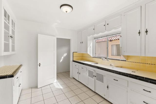 Detail Gallery Image 16 of 55 For 3040 Byron St, San Diego,  CA 92106 - 6 Beds | 2 Baths