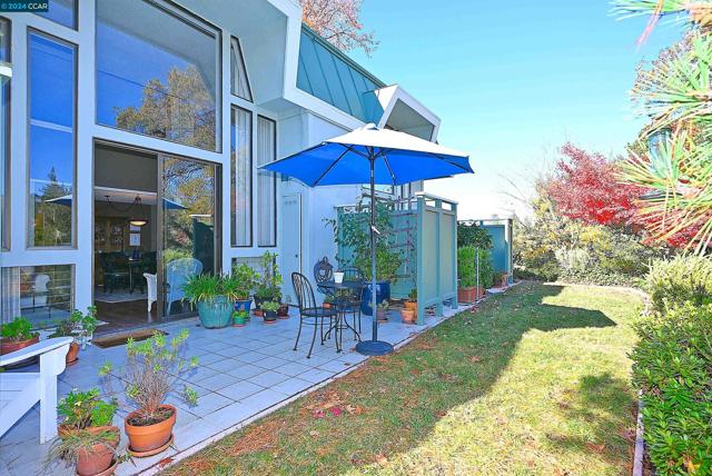 2748 Tice Creek Dr, Walnut Creek CA: https://media.crmls.org/mediaz/7375091d-520c-42db-91c5-82cffd40997e.jpg
