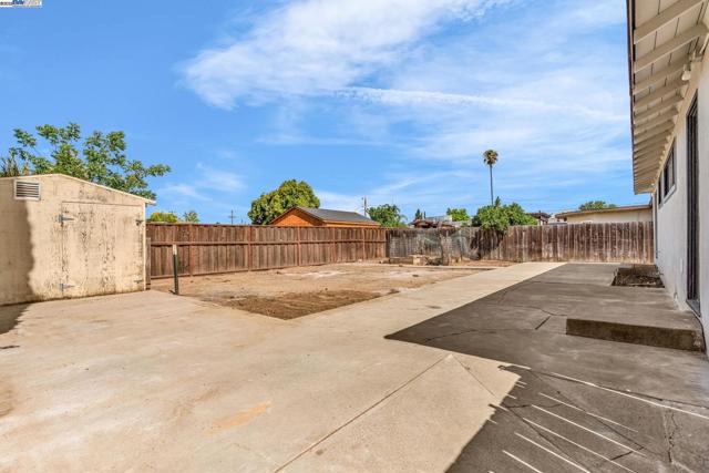 471 Rose St, Livermore CA: https://media.crmls.org/mediaz/737539cc-d7f5-4e1f-96e8-44263e315a26.jpg