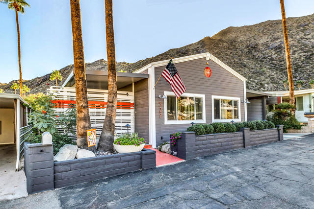 527 Jade Lane, Palm Springs CA: https://media.crmls.org/mediaz/7375fb51-bbd3-49eb-95bc-bc88c3e4677b.jpg