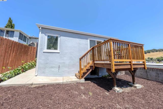 10007 Burr St, Oakland CA: https://media.crmls.org/mediaz/73771e83-e0a6-4834-99e2-89fff08346b1.jpg