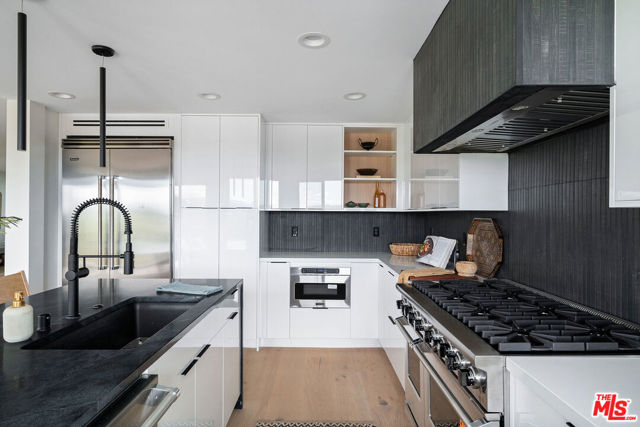 1615 Sargent Place, Los Angeles CA: https://media.crmls.org/mediaz/73774f47-dcf1-4955-b32d-02ea1292dfb8.jpg