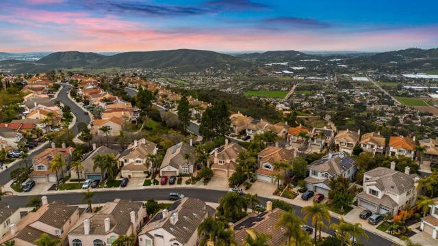 2352 Rock Crest Gln, Escondido CA: https://media.crmls.org/mediaz/7377e678-2a9e-453d-b811-30067ebd7f16.jpg