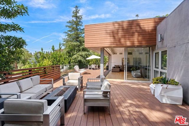 3567 Woodcliff Road, Sherman Oaks CA: https://media.crmls.org/mediaz/73782b74-8c42-444f-87b4-d375a94e7212.jpg