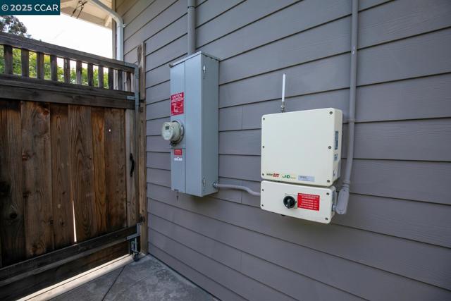 1100 Hillcrest Dr, Lafayette CA: https://media.crmls.org/mediaz/73783467-5504-48a9-99aa-ef8827480316.jpg