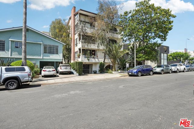 1209 Amherst Avenue, Los Angeles CA: https://media.crmls.org/mediaz/737a11bb-1287-4406-b31f-f01d26642cdd.jpg