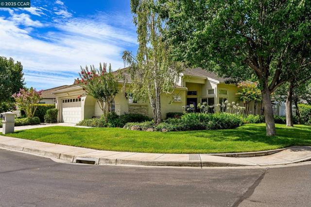 95 Goldspur Way, Brentwood CA: https://media.crmls.org/mediaz/737a1664-b362-4727-9baf-aea34f79e574.jpg