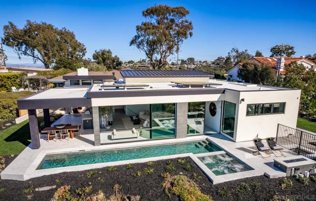 722 Amphitheatre Dr, Del Mar CA: https://media.crmls.org/mediaz/737a9db0-9d9b-4ba7-9876-c539f817fdef.jpg