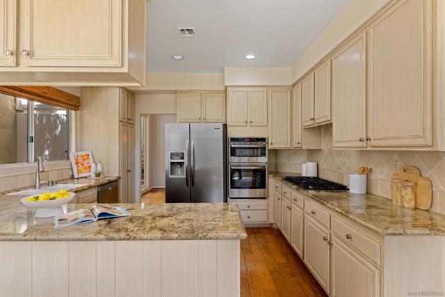 1466 Caminito Solidago, La Jolla CA: https://media.crmls.org/mediaz/737ae4f9-452a-471a-9e6a-00b837360227.jpg