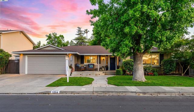 5204 Hummingbird Rd, Pleasanton CA: https://media.crmls.org/mediaz/737b7cf4-2cf6-4e2e-853a-b1dc7186afab.jpg