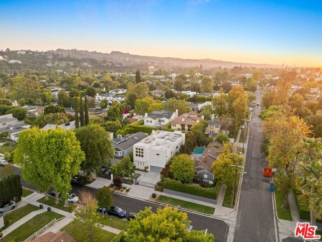 4255 Saint Clair Avenue, Studio City CA: https://media.crmls.org/mediaz/737b8020-f581-4e93-9512-8250485209b9.jpg
