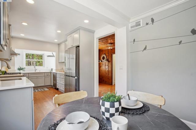 400 Paloma Ave, Pacifica CA: https://media.crmls.org/mediaz/737baf24-8a8f-40da-a955-77ae4fa90aac.jpg