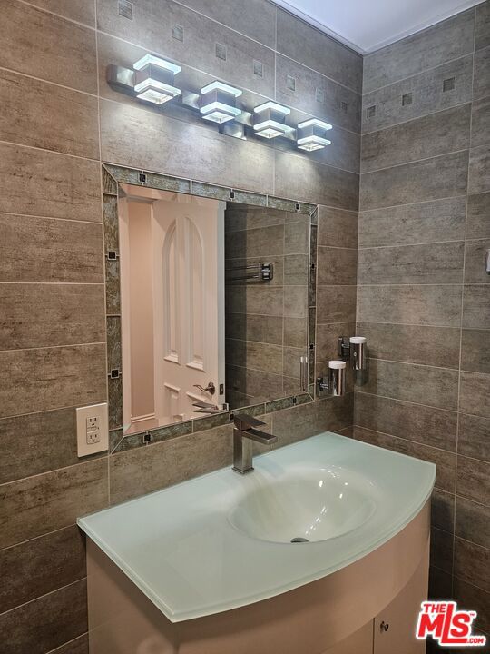 1880 Veteran Avenue, Los Angeles CA: https://media.crmls.org/mediaz/737bd541-4be4-4f55-b365-21fe746df4ca.jpg