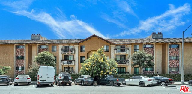 7300 Franklin Avenue, Los Angeles CA: https://media.crmls.org/mediaz/737c3723-7581-4e1c-9e17-db1a32b0ae9a.jpg