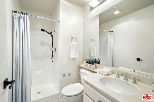 8505 Gulana Avenue, Playa del Rey CA: https://media.crmls.org/mediaz/737cac40-96bc-463b-a6d1-0293139f45e0.jpg