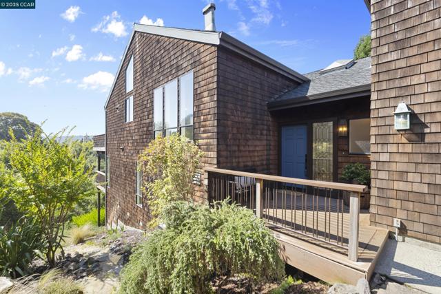 25 Watchwood Ct, Orinda CA: https://media.crmls.org/mediaz/737d3a94-cbe5-4b43-a9b4-54829e782183.jpg