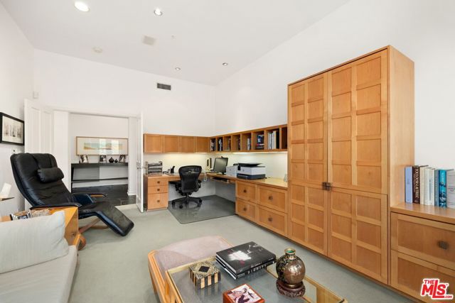 603 Ocean Avenue, Santa Monica CA: https://media.crmls.org/mediaz/737e151a-1788-4bf3-8b33-7d32a3863ff7.jpg