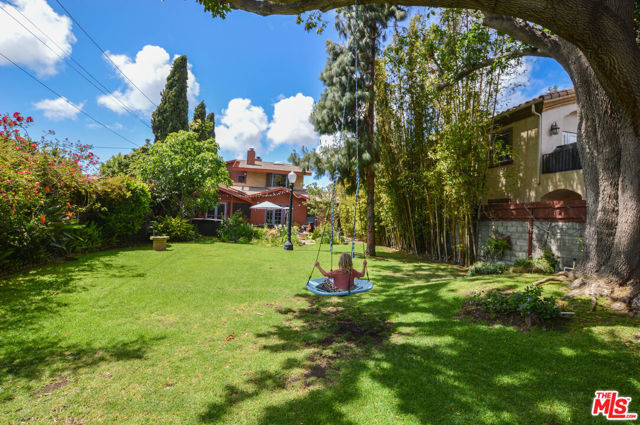 11136 Lucerne Avenue, Culver City CA: https://media.crmls.org/mediaz/737f29f2-0c12-419f-8baf-61b6a0c2864f.jpg