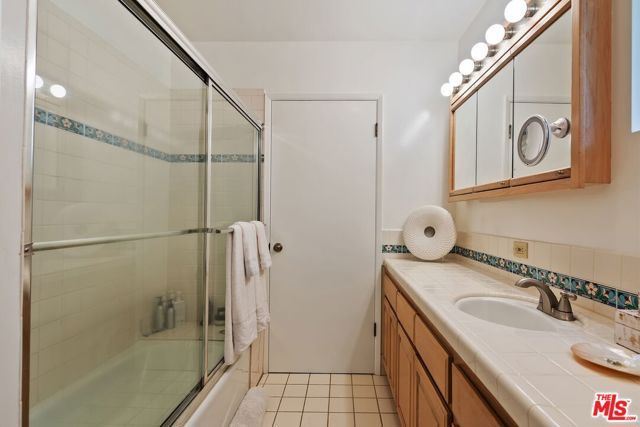 2702 11th Street, Santa Monica CA: https://media.crmls.org/mediaz/737f821e-d57a-4eaa-a2cd-d125551c0156.jpg